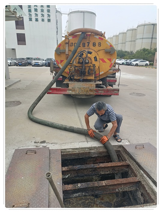 抱由镇隔油池清掏