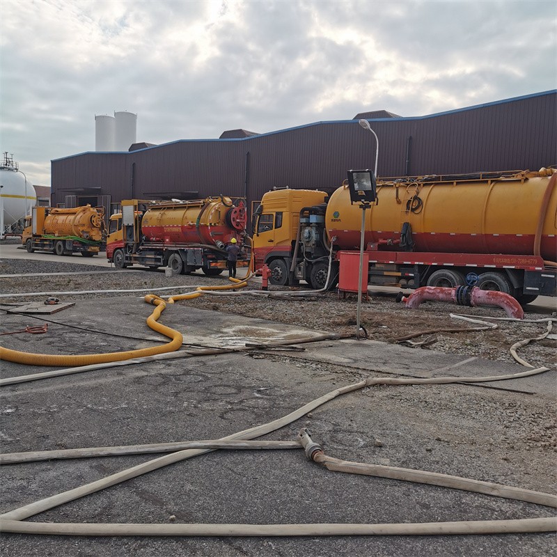 抱由镇污水池清理