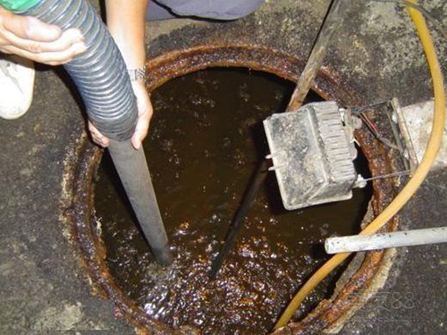 抱由镇隔油池清理