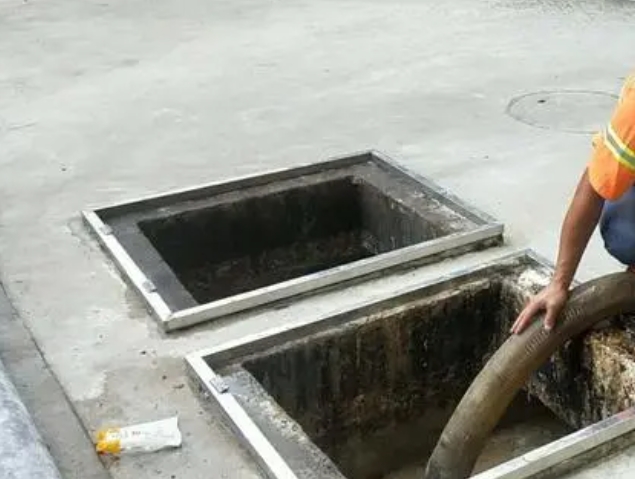 抱由镇化粪池清理