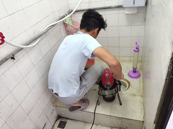 抱由镇肥皂掉到马桶里把马桶堵住了怎么办？马桶堵住了怎么办