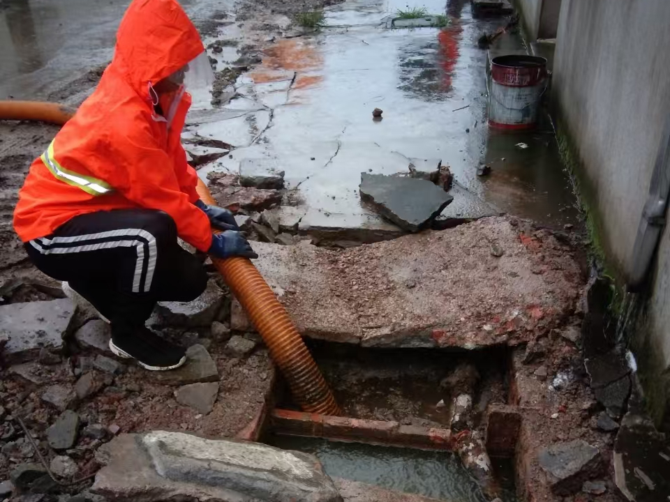 抱由镇专业清理污水池 炜誉市政以规范流程守护城市 “肠道”